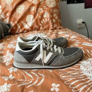 New Balance 420 Women’s Sneakers